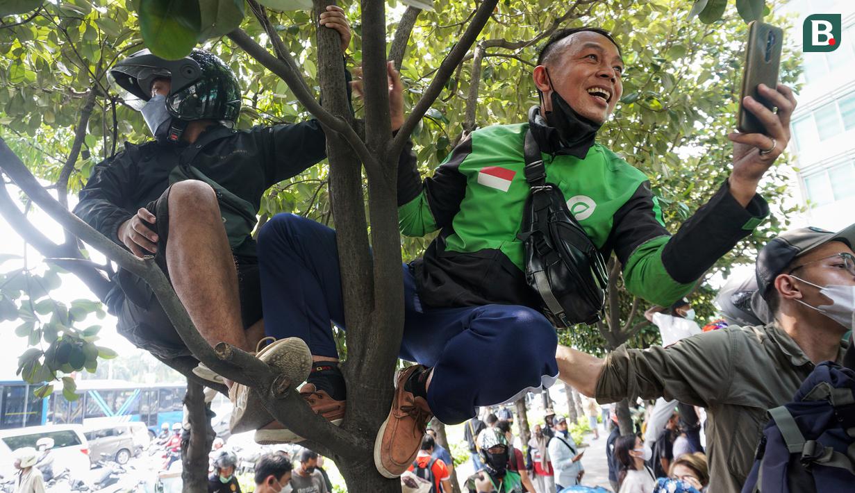 Parade 20 pembalap dari 4 kelas yang mempromosikan ajang MotoGP Mandalika 2022 mendapat antusiasme tinggi dari para warga di sekitaran Istana Merdeka menuju Hotel Kempinski dekat Bundaran Hotel Indonesia, Rabu (16/3/2022). Berikut gambaran antusiasme mereka. (Bola.com/Bagaskara Lazuardi)