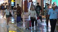 Calon penumpang berjalan di Terminal 3 Bandara-Soekarno Hatta, Tangerang, Banten, Minggu (22/12/2019). Manajemen Bandara Soekarno-Hatta menyiapkan 478 pesawat ekstra untuk mengantisipasi lonjakan penumpang saat mudik libur Natal dan Tahun Baru. (Liputan6.com/Angga Yuniar)