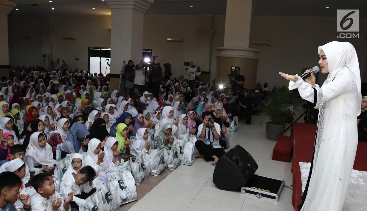 Syahrini berdoa di acara Tanda Cinta bersama Princes Syahrini Ramadhan 1438 H berbagi untuk sesama 2017 di  Masjid Az-Zikra, Sentul, Bogor, Minggu (18/6). Syahrini berbagi rezeki dengan 2500 anak yatim dan kaum dhuafa. (Liputan6.com/Herman Zakharia)