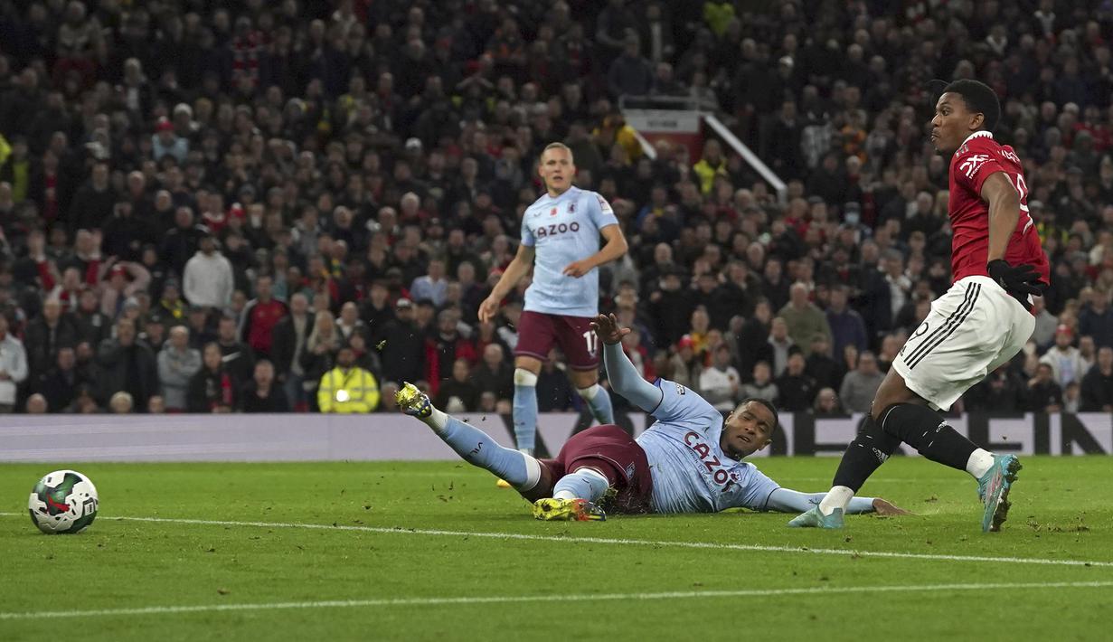Hanya berselang satu menit, Manchester United mampu menyamakan skor menjadi 1-1 melalui gol Anthony Martial. (AP/Dave Thompson)