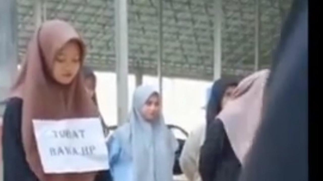 Warganet ikut berkomentar terhadap video yang tengah viral tersebut. Reaksi warganet pun pro dan kontra. Beberapa mendukung namun ada juga yang kontra dengan peraturan pondok pesantren tersebut.