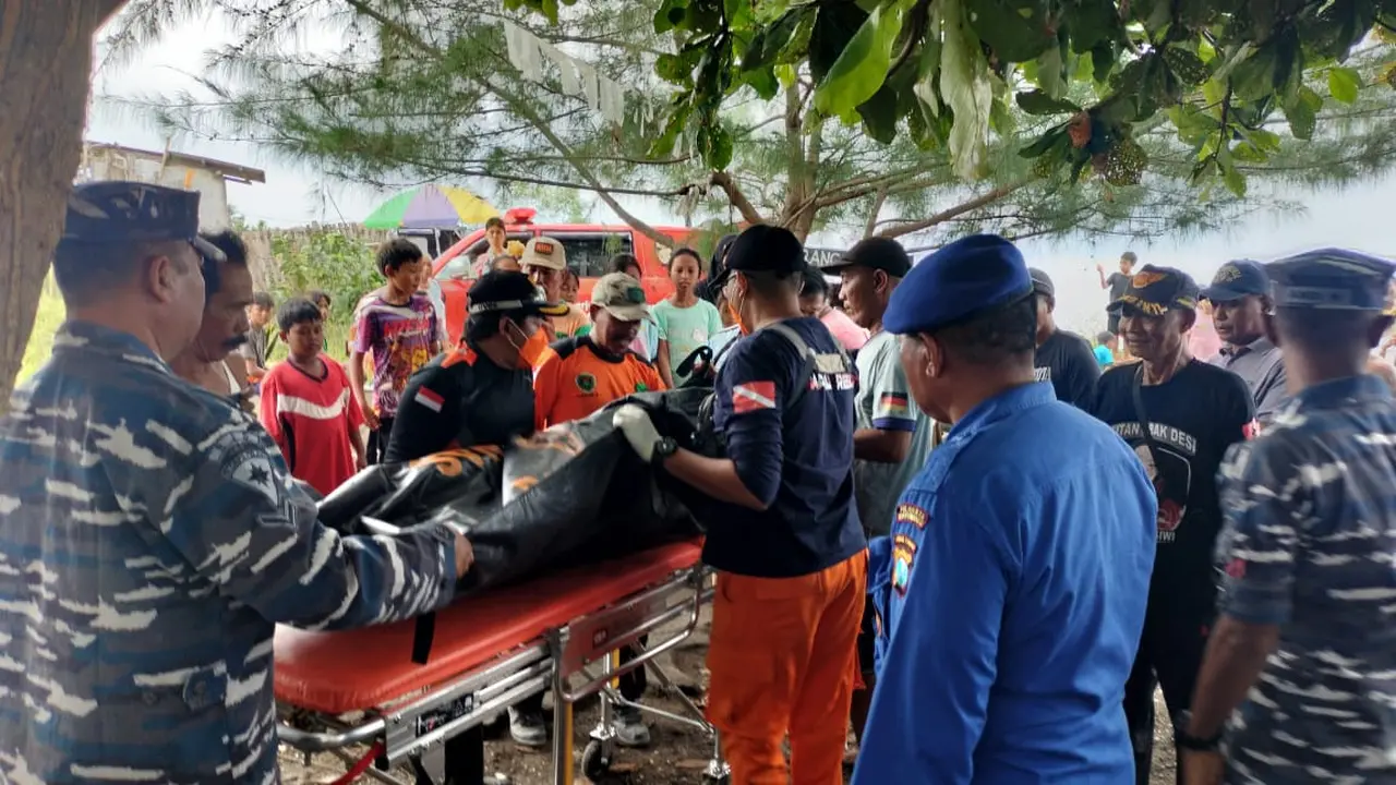 Jenazah korban yang ditemukan di tengah laut dievakuasi ke Puskesmas Muncar Banyuwangi. (Istimewa)