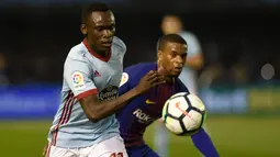 Pemain  Celta Vigo, Pione Sisto berebut bola dengan pemain Barcelona, Nelson Semedo pada laga pekan ke-33 La Liga di Estadio de Balaidos, Selasa (17/4). Tampil dengan sepuluh pemain, Barcelona harus puas dengan hasil imbang 2-2. (MIGUEL RIOPA / AFP)