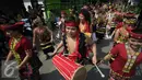 Peserta karnaval mengenakan busana adat dayak saat mengikuti karnaval pembukaan Hari Tari Dunia di kampus ISI Surakarta, Kamis (28/4). Sejumlah penari akan berpartisipasi menari selama 24 jam. (Liputan6.com/Boy Harjanto)