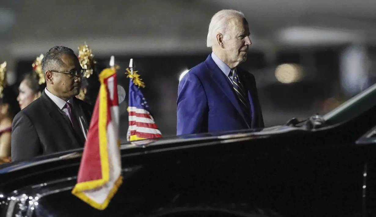 <p>Presiden AS Joe Biden berjalan menuju kendaraan pengawalnya setelah turun dari Air Force One untuk menghadiri KTT G20 di Bandara I Gusti Ngurah Rai Bali, Minggu (13/11/2022). Setelah turun dari Pesawat Air Force One, Joe Biden terlihat menaiki mobil dinas kepresidenan Amerika Serikat yang dijuluki The Beast. (Made Nagi/Pool Photo via AP)</p>