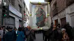 Penambang membawa gambar Our Lady of Socavon dalam sebuah prosesi untuk menghormati santo pelindung mereka, di Oruro, Bolivia (1/3). Ratusan orang yang terdiri dari warga, uskup agung, dan pejabat setempat mengikuti acara ini. (AP Photo/Juan Karita)