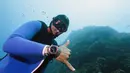Penyelam gaya bebas asal Monaco, Pierre Frolla berpose saat menyelam menggunakan wetsuit 'Oceanwings' di laut Mediterania (13/8). Pakaian yang dirancang khusus ini terlihat menarik dan mirip seperti sirip ikan. (AFP Photo/Boris Horvat)