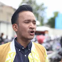 "Ya aku prihatin ngelihatnya, kemarin ini kan ada satu anak dia ngirim surat buat bapak Jokowi," kata Ruben Onsu di studio Trans TV, kawasan Mampang, Jakarta Selatan, Rabu (21/3/2018). (Nurwahyunan/Bintang.com)