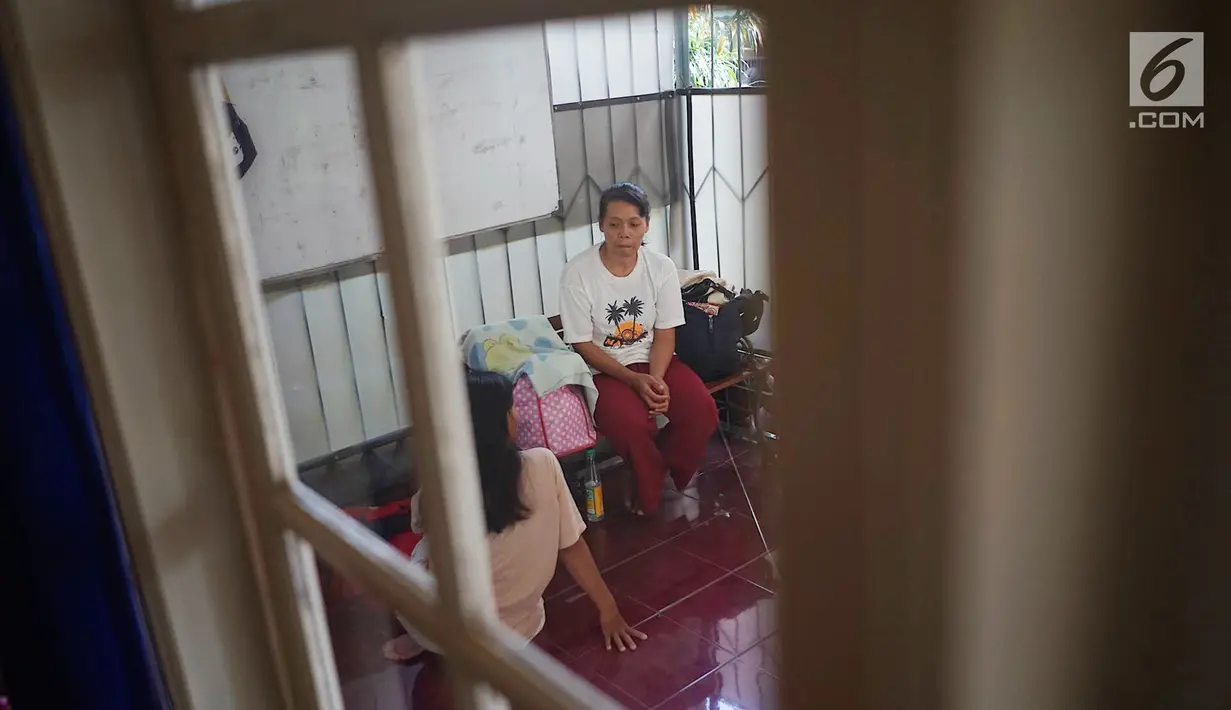 Calon asisten rumah tangga (ART) infal menunggu panggilan di Yayasan Bu Gito, Jakarta, Rabu (29/5/2019). Jelang Hari Raya Idul Fitri atau Lebaran 2019, permintaan akan ART infal di yayasan itu mencapai 400 orang. (Liputan6.com/Immanuel Antonius)