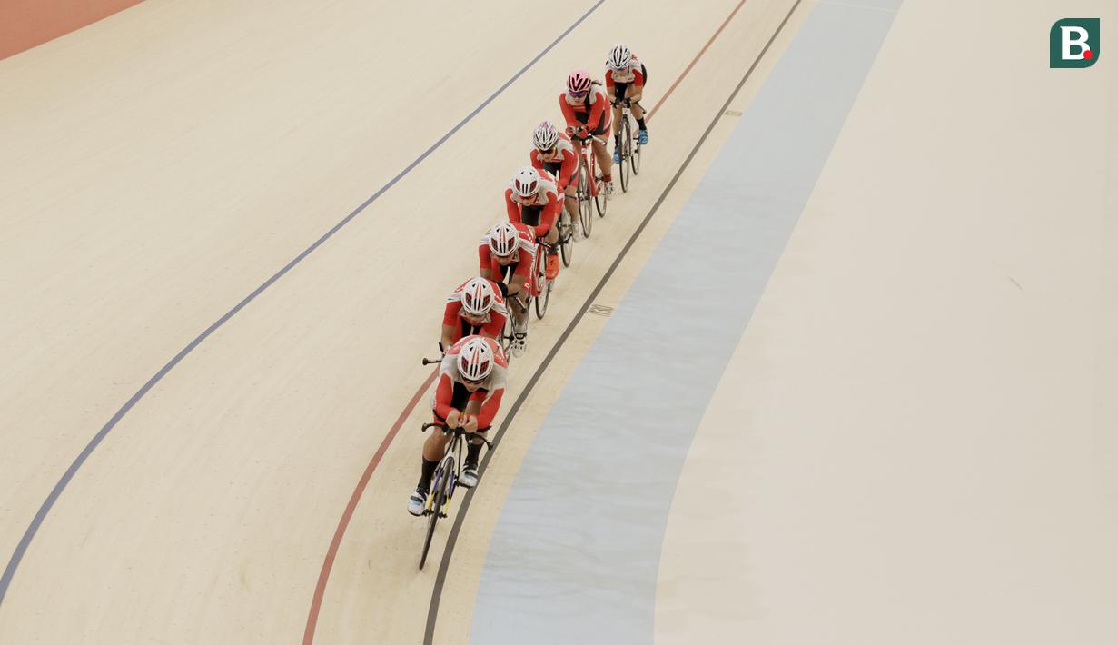 Sejumlah atlet balap sepeda saat menggelar latihan di Jakarta Internasional Velodrome, Jakarta, Selasa (31/7/2018). Menpora berharap para atlet dapat berprestasi di Asian Games 2018. (Bola.com/M Iqbal Ichsan)
