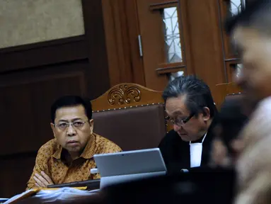 Terdakwa dugaan korupsi proyek e-KTP, Setya Novanto (kiri) menyimak keterangan saksi Charles Sutanto Ekapradja pada sidang lanjutan di Pengadilan Tipikor, Jakarta, Senin (22/1). Sidang menghadirkan sejumlah saksi. (Liputan6.com/Helmi Fithriansyah)