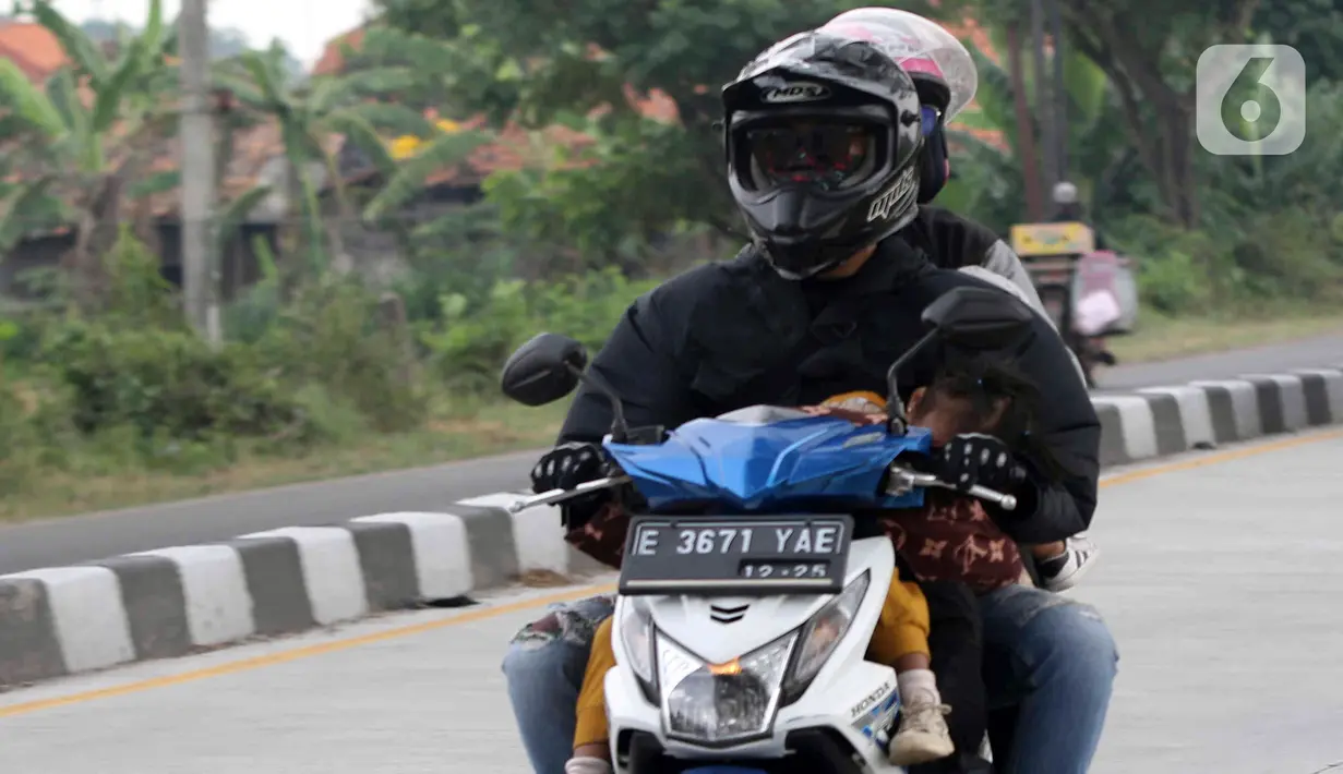 <p>Pemudik yang menggunakan sepeda motor melintasi jalur Pantura daerah Pamanukan, Subang, Jawa Barat, Jumat (29/4/2022). Pada H-3 Lebaran, jalur Pantura dipadati kendaraan pemudik khususnya kendaraan roda dua. (Liputan6.com/Herman Zakharia)</p>