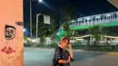 Tampil boyish, artis berusia 23 tahun ini percaya diri. Baju oversized, celana longgar, dan sneakers menjadi pilihan andalannya untuk melengkapi tampilan edgy yang kini menjadi ciri khasnya. Penampilan boyish adalah gaya berpakaian yang mengadaptasi elemen-elemen maskulin ke dalam fashion perempuan. Gaya ini sering kali menampilkan warna-warna netral seperti hitam, putih, abu-abu, atau navy. (Liputan6.com/IG/@hasyakyla)