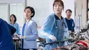 <p>"Pasien luka tembak dari kamp militer dan pengunjung yang tidak diinginkan akan datang ke Rumah Sakit Doldam di tengah hujan salju," kata tim produksi dilansir dari Soompi. (Foto: Instagram/ sbsdrama.official via Soompi)</p>