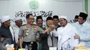 Kapolri Jenderal Pol Tito Karnavian (ketiga kiri) menyalami Ketua Dewan Pembina GNPF-MUI, M Rizieq Shihab usai memberi keterangan di gedung MUI, Jakarta, Senin (28/11). Keduanya bertemu untuk membahas aksi 2 Desember. (Liputan6.com/Helmi Fithriansyah)