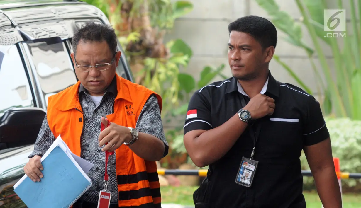 Mantan anggota DPRD Sumatera Utara  Tahan Manahan Panggabean (kiri) tiba di Gedung KPK, Jakarta, Senin (19/11). Tahan diperiksa untuk melengkapi berkas terkait dugaan menerima suap. (Merdeka.com/Dwi Narwoko)