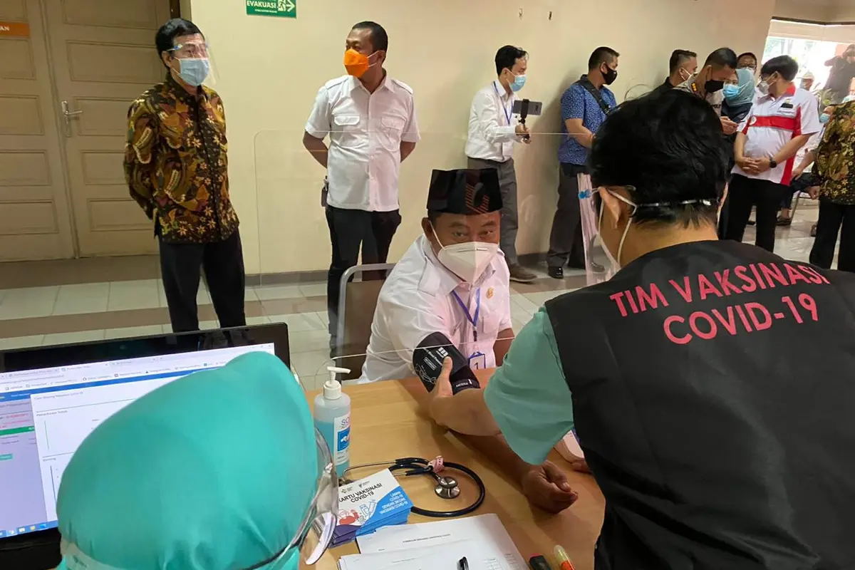 Wagub Jabar Uu Ruzhanul Vaksinasi