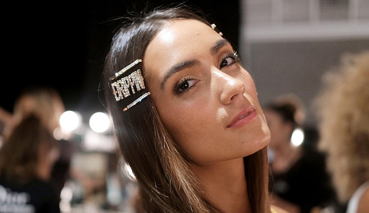 Model berpose di belakang panggung untuk peragaan busana Baes & Bikinis selama Miami Swim Week 2019 di The Paraiso Tent di Miami Beach, Florida (14/7/2019). Miami Swim Week menampilkan pakaian renang yang berlangsung 11 - 16 Juli 2019. (AFP Photo/Jason Kempin)