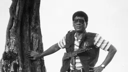 Rodrigo Duterte yang menjabat sebagai Wali Kota Davao berpose mengenakan senjata di Baguio Kabupaten Davao pada pertengahan 1990-an.Duterte juga dikenal sebagai wali kota Davao terlama dengan masa jabatan 22 tahun. (REUTERS/Renato Lumawag)