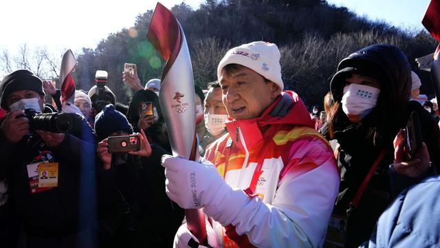 Foto: Jackie Chan Ikut Bawa Obor Olimpiade Beijing 2022 di Tembok Besar China