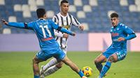 Bintang Juventus, Cristiano Ronaldo coba diadang dua pemain Napoli, Hirving Lozano (kiri) dan Giovanni Di Lorenzo pada laga Piala Super Italia 2020/2021. (MIGUEL MEDINA / AFP)