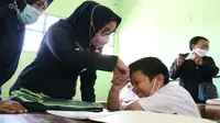 Wakil Wali Kota Cirebon Eti Herawati saat menemuni salah seorang siswa berkebutuhan khusus di SD Negeri Samadikun. Foto (Istimewa)