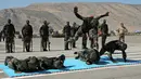 Perwira Peshmerga menunjukkan keterampilan mereka saat mengambil bagian dalam upacara kelulusan di Kota Soran, Irak, Rabu (16/10/2019). Latihan pasukan bersenjata Kurdi tersebut dilakukan sekitar 100 kilometer timur laut ibu kota otonomi wilayah Kurdi di Irak, Arbil. (SAFIN HAMED/AFP)