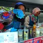 Petugas BBPOM memeriksa takjil atau penganan berbuka puasa Ramadan di Pusat Dakwah Islam Jawa Barat (Pusdai Jabar), Bandung. (Liputan6.com/Arie Nugraha)