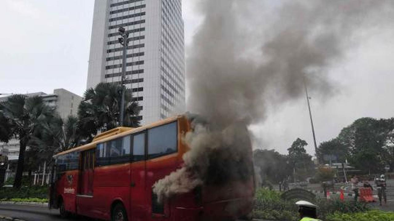 Bus Transjakarta membara