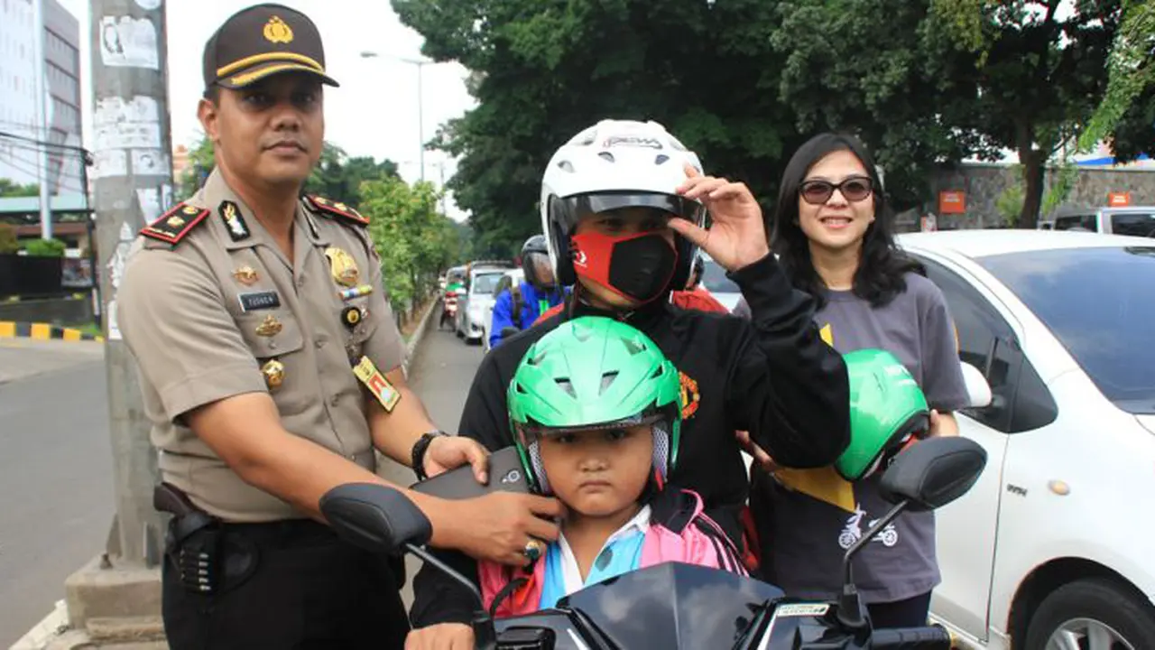 200 Helm Khusus Anak Dibagikan Gratis di Buaran