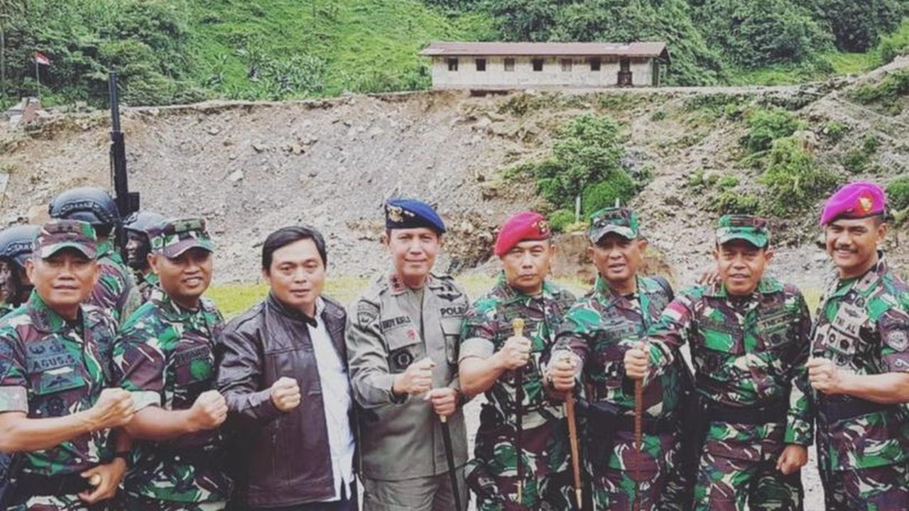 Tidak sendiri, Boy Rafli terlihat berfoto dengan sejumlah prajurit TNI. Rupanya mereka merupakan sahabat dari Angkatan 88. Diungkapkan oleh Boy Rafli, mereka sebenarnya bertemu secara tidak sengaja pada tahun 2018.