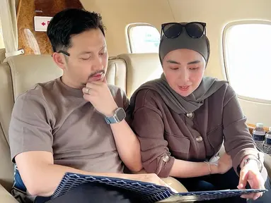 Inilah potret kompak Angga Wijaya dan istri di tengah perjalanan bisnis menaiki pesawat jet pribadi. Wanita yang kerap disapa Anna itu mengaku suaminya menjadi partner terbaik bisa diandalkan bercerita, berbagi, saling memberi saran, masukan dan kritik untuk saling membangun. (Liputan6.com/IG/@anggawijaya88)