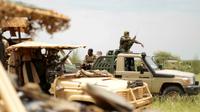 Tentara Mali sedang berpatroli dengan tentara dari pasukan baru Takuba dekat perbatasan Niger di Dansongo Circle, Mali 23 Agustus 2021 (AFP)