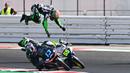 Pembalap CIP Green Power's, Darryn Binder, terlempar dari atas motornya pada saat Grand Prix Moto3 Emilia Romagna di Misano World Circuit, Marco Simoncelli pada 20 September 2020. (AFP/Andreas Solaro)