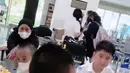 Begini penampakan Raffi Ahmad tengah asyik menyantap makanan bersama teman-teman (Foto: Instagram/@chevirgo)