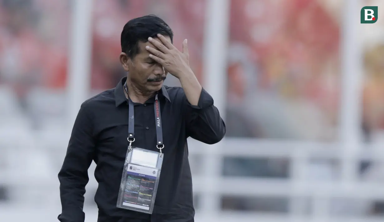 Pelatih PSMS Medan, Djadjang Nurdjaman, saat pertandingan melawan Sriwijaya FC pada perebutan tempat ketiga Piala Presiden di SUGBK, Jakarta, Sabtu (17/2/2018). PSMS kalah 0-4 dari Sriwijaya. (Bola.com/M Iqbal Ichsan)