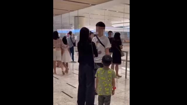 Perempuan Pergoki Suami yang Diduga Selingkuh di Bandara Changi