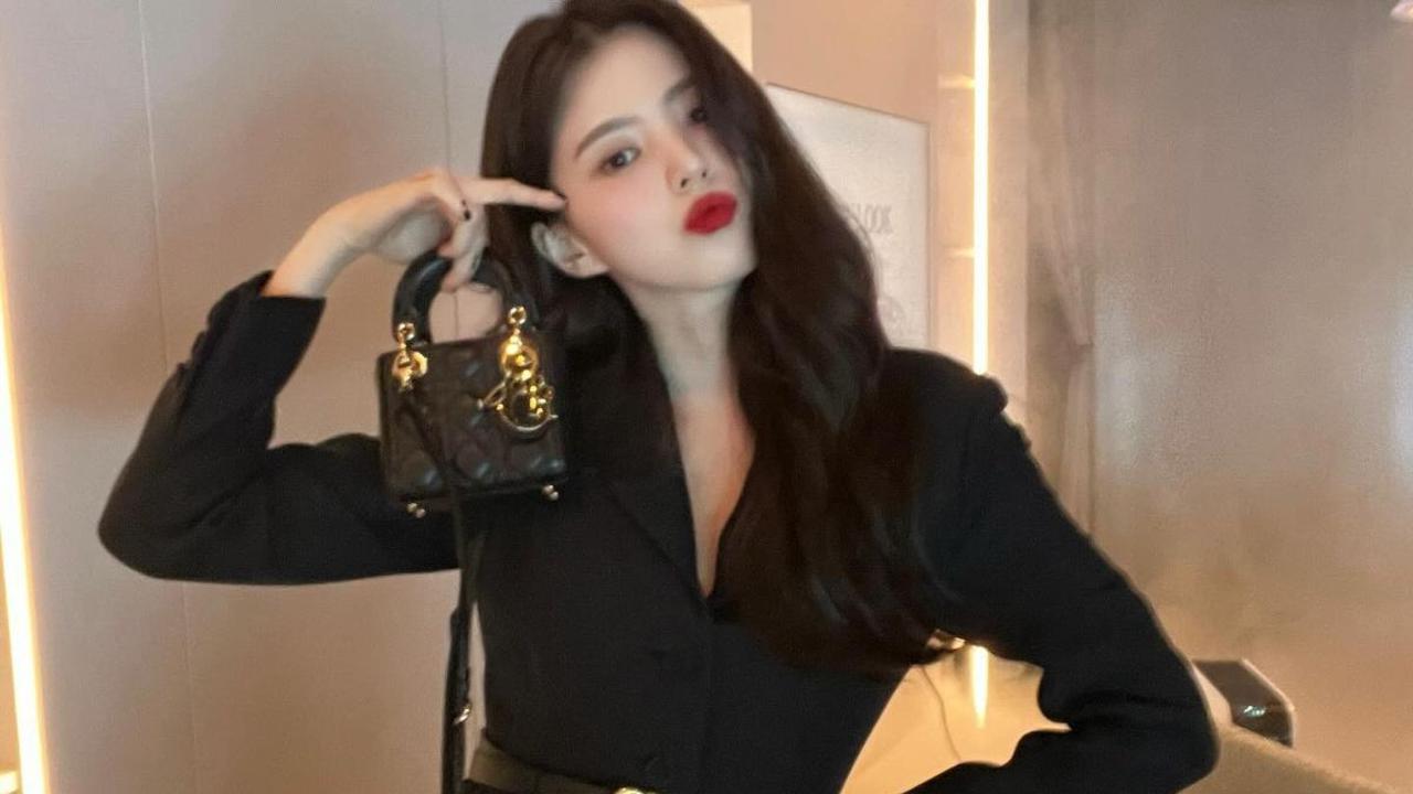 Potret Han So Hee tak luput dari perhatian netizen Tanah Air. Mereka dibuat salfok dengan penampilan Han So Hee.<br>