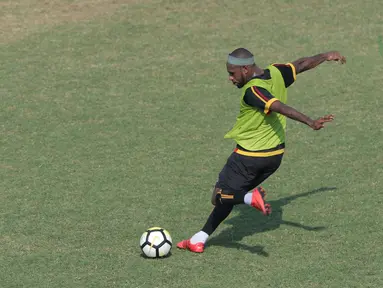 Aksi Boaz Solossa melakukan tembakan saat sesi latihan Persipura Jayapura di Lapangan ABC Senayan, Jakarta, (9/5/2018). Persipura akan bertandang kemarkas Persib Bandung 12 mei 2018. (Bola.com/Nick Hanoatubun)