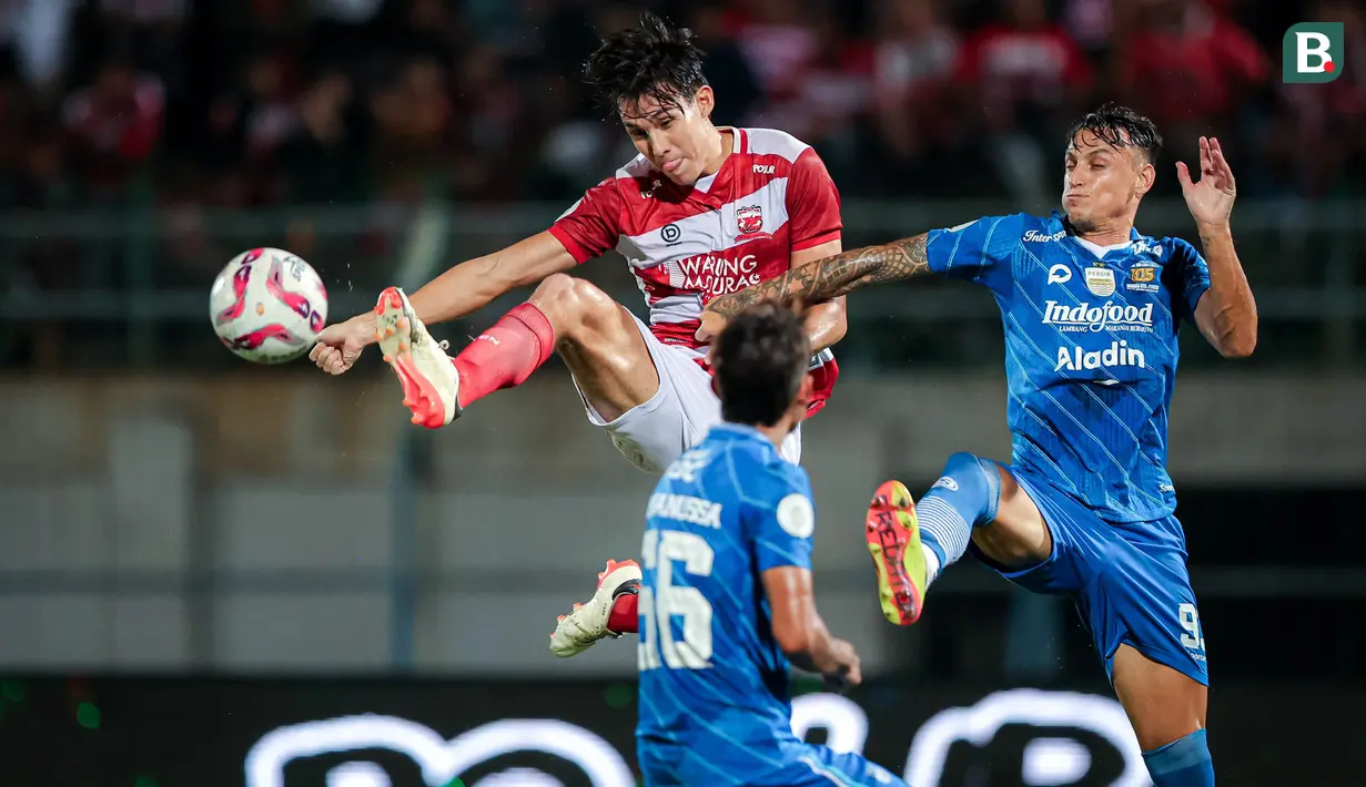 <p>Bek Madura United, Jacob Mahler (kiri) berebut bola dengan gelandang Persib Bandung, Stefano Beltrame pada laga leg kedua final Championship Series BRI Liga 1 2023/2024 di Stadion Gelora Bangkalan, Madura, Jumat (31/5/2024). (Bola.com/Bagaskara Lazuardi)</p>