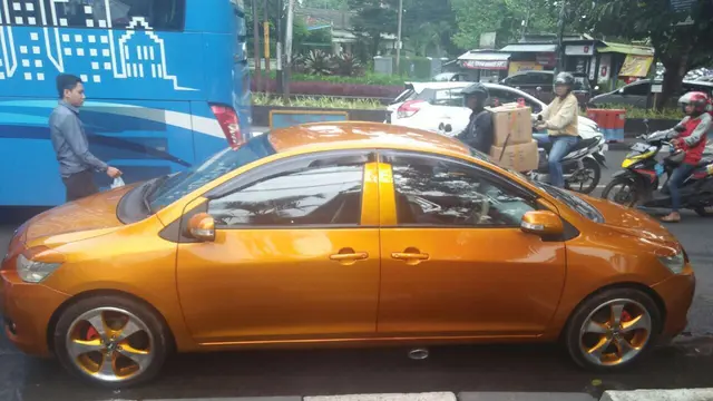 Nyeleneh, Mobil Ini Tidak Ada Bagian Belakangnya (Foto:Istimewa)