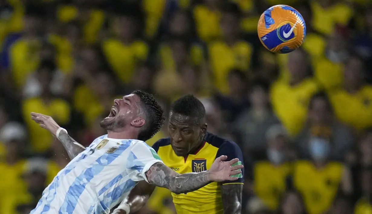 Gelandang Argentina Rodrigo de Paul dan bek Ekuador Pervis Estupinan menyundul bola saat bersaing pada laga kualifikasi Piala Dunia 2022 zona CONMEBOL di Estadio Monumental Banco Pichincha, Rabu (30/3/2022). Timnas Argentina berhasil unggul 1-0 atas Ekuador. (AP Photo/Dolores Ochoa, Pool)