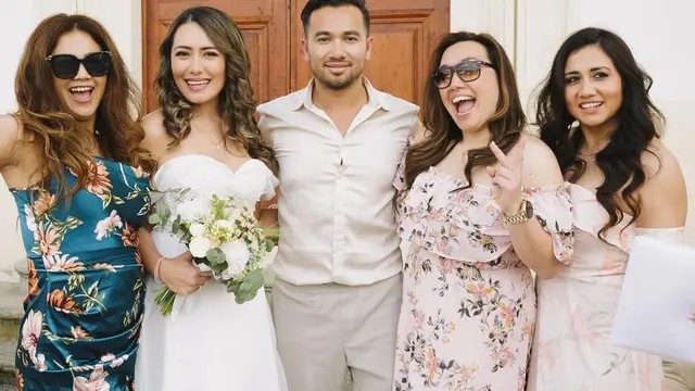 6 Potret Pernikahan Sipil Putri Pesepakbola Cristian Gonzales di Italia, Tampil Anggun dalam Balutan Gaun Internasional