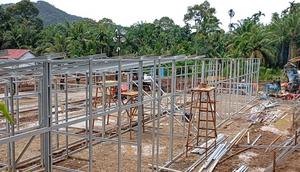 Pembangunan hunian sementara (huntara) bagi warga terdampak bencana tanah longsor dan banjir bandang (galodo) di Kabupaten Agam. (Dok. Antara)