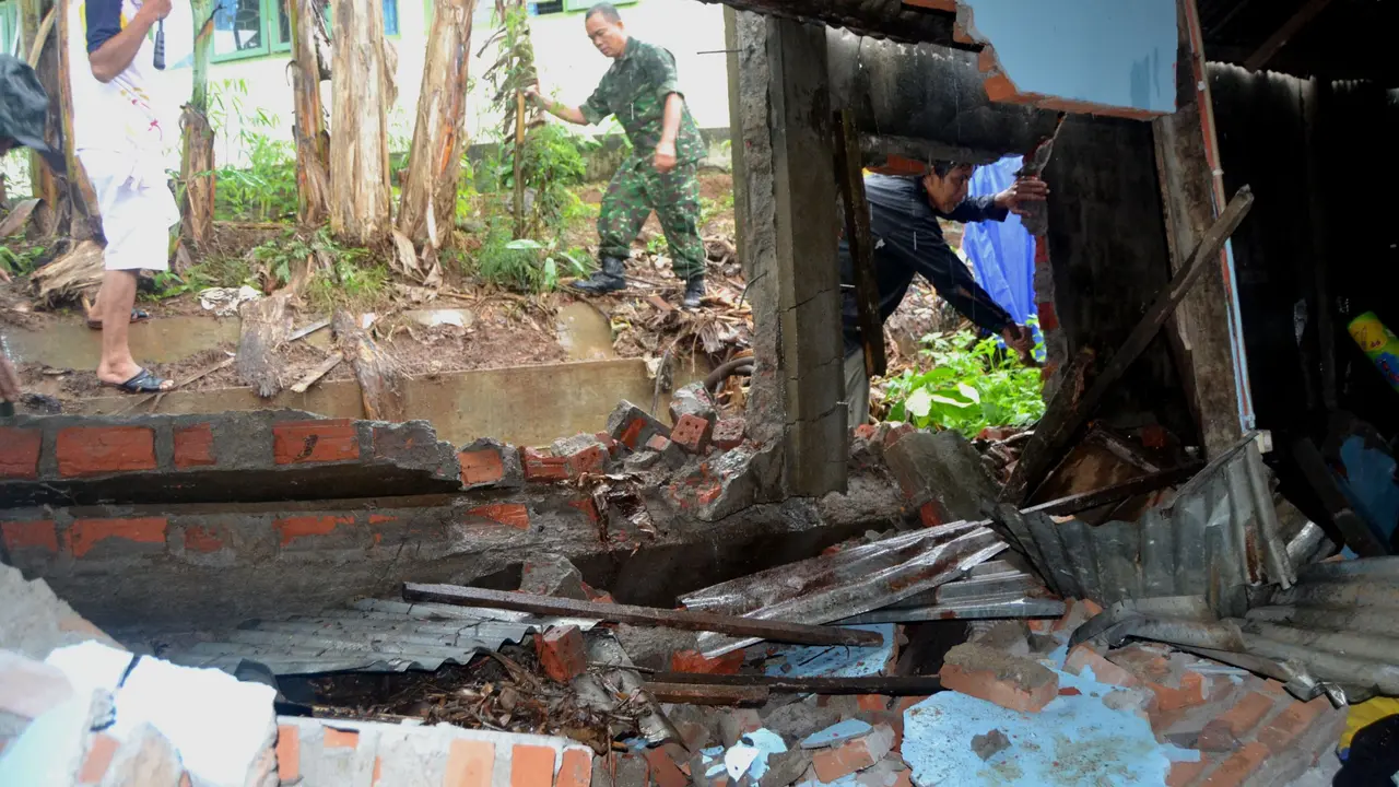 Tembok Sekolah 50 Meter Roboh Hantam rumah Warga Bengkulu