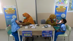 Murid sekolah dasar diperiksa mulut dan giginya saat kegiatan Cek Kesehatan Gratis (CKG) di SD Prestasi Global, Depok, Jawa Barat, Senin (4/8/2025).