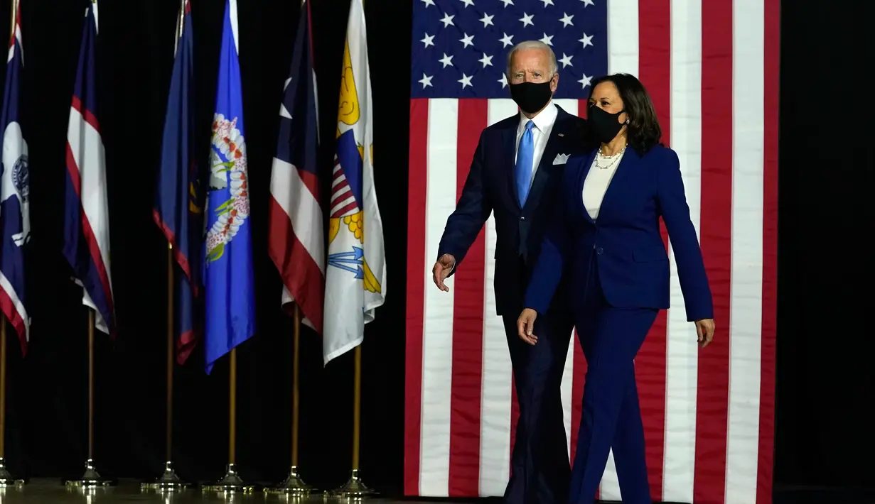 Calon Presiden dan Calon Wakil Presiden Partai Demokrat, Joe Biden dan Kamala Harris tampil bersama di Alexis Dupont High School di Wilmington, Delaware, Rabu (12/8/2020).  Acara tersebut menjadi penampilan perdana keduanya di depan publik sebagai pasangan capres-cawapres. (AP Photo/Carolyn Kaster)