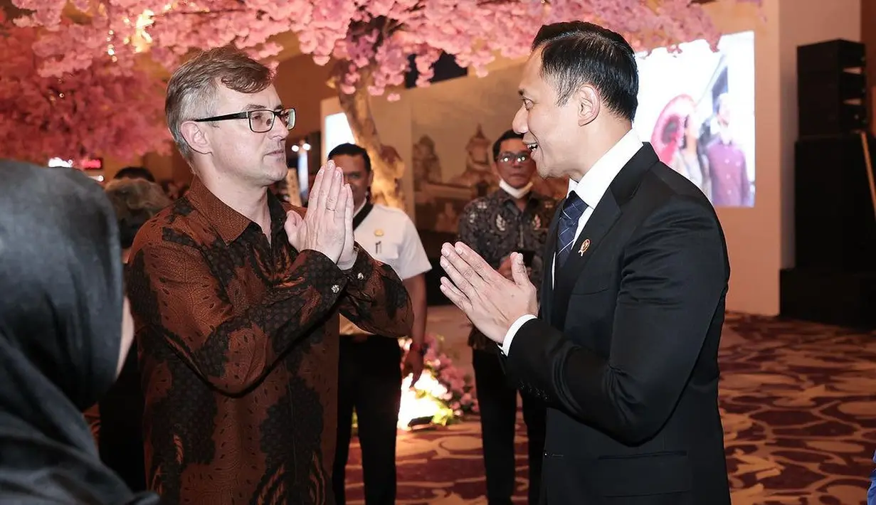 AHY tampil gagah sembari menyapa sederet tamu undangan yang juga hadir di acara tersebut. [@agusyudhoyono]