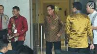 Politikus Partai Demokrat Jafar Hafsah saat berada di dalam gedung KPK, Jakarta, Jumat (7/7). Ketua Fraksi Partai Demokrat DPR periode 2010-2012 itu mengaku hanya melengkapi keterangan sebelumnya. (Liputan6.com/Helmi Afandi)