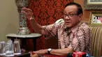 Politisi Senior Partai Golkar, Akbar Tandjung saat menerima petisi dari kader muda Partai Golkar dan sejumlah aktivis saat menggelar silaturahmi di kediamannya, Jakarta, Kamis (11/5). (Liputan6.com/Johan Tallo) 